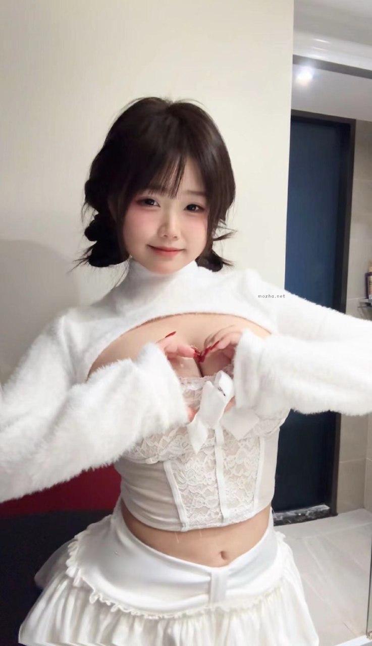 凹菟嫚 – 白色连体蕾丝毛绒【5P】